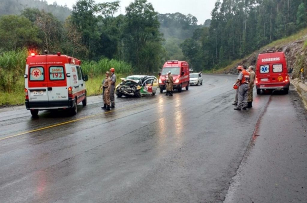 Colisão de viatura com caminhão deixa policial rodoviário ferido na SC-355 em Ibicaré