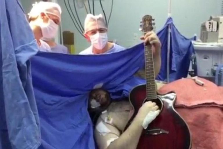 Morre catarinense que tocou violão durante cirurgia no cérebro em 2015