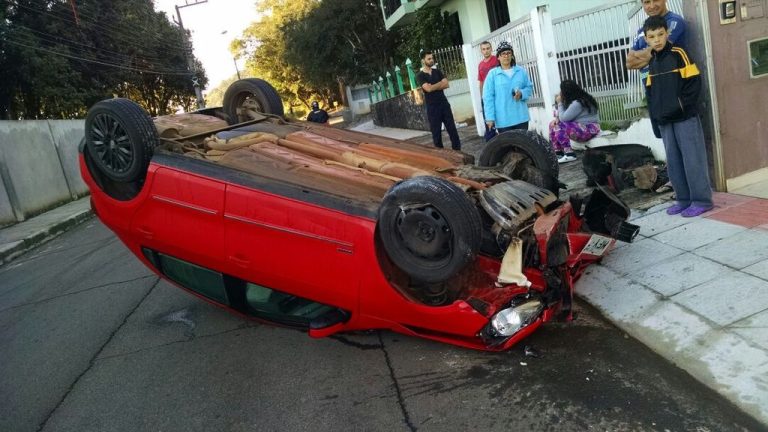 Carro capota e motorista fica ferida em Joaçaba