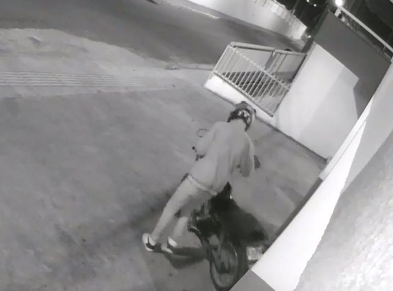 Imagens mostram ladrão furtando motocicleta em Joaçaba