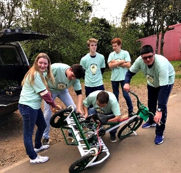 Alunos do Colégio Marista Frei Rogério criam triciclo que se movimenta com a própria energia gerada