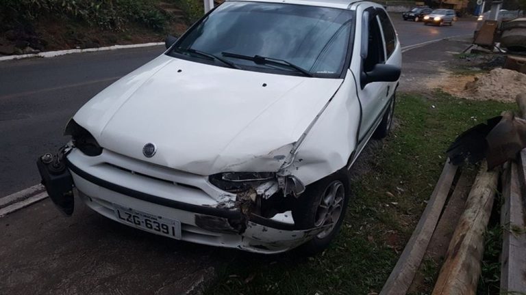 Motorista foge a pé após provocar acidente na Avenida Caetano Branco em Joaçaba