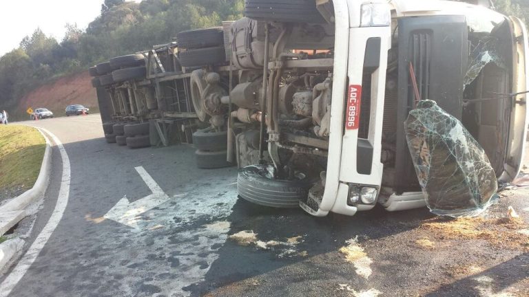 Carreta tomba no trevo da BR-282 em Erval Velho