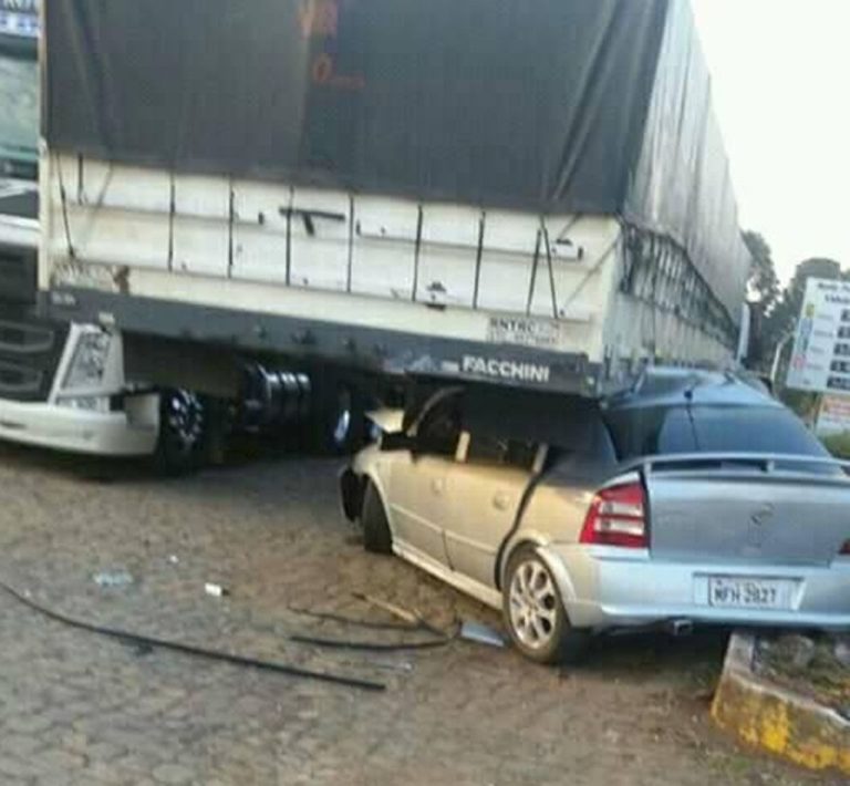 Carro vai parar embaixo de carreta estacionada e motorista morre em Videira