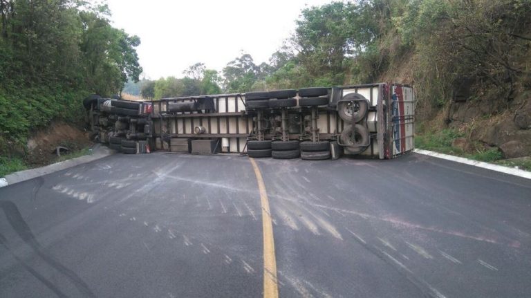 Carreta tomba e interrompe o trânsito por 2 horas na BR-282 no Oeste