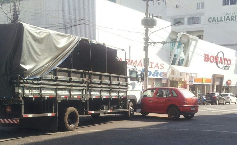 Colisão envolve carro e caminhão no cruzamento da Avenida XV em Joaçaba