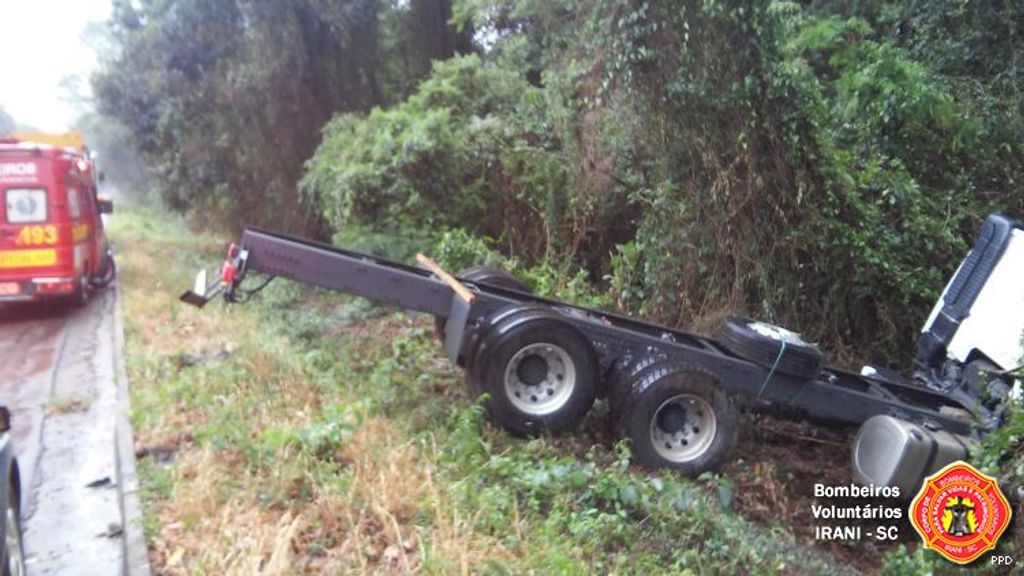 Caminhão sai da pista na BR-153 em Irani