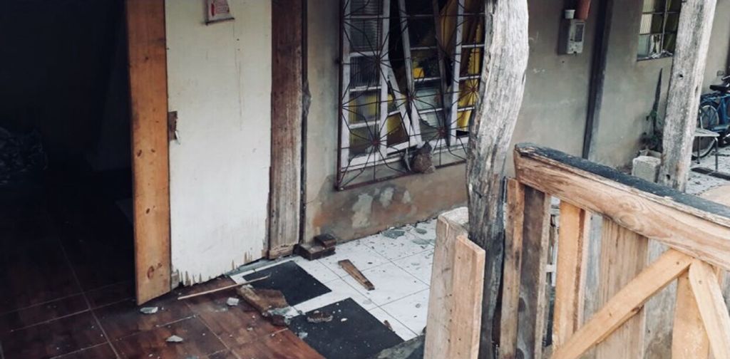 Homem fere casal a tiros e golpes de facão e vizinhos revoltados depredam a casa dele