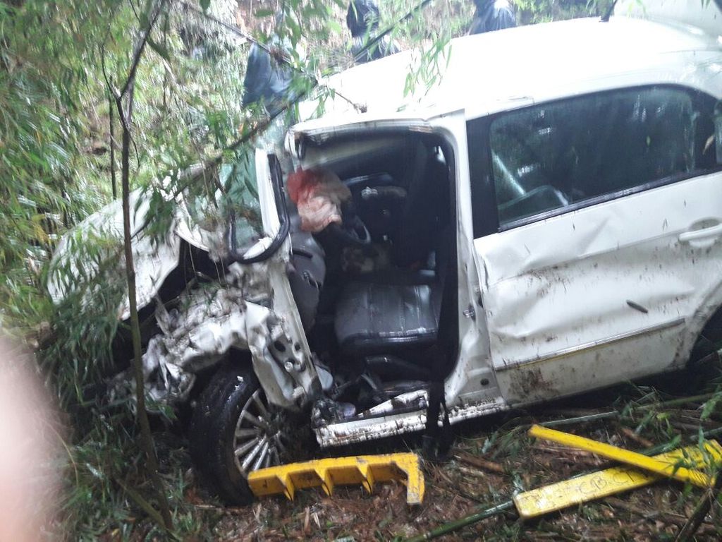 Colisão frontal entre veículos deixa dois feridos na BR 282 em Vargem Bonita