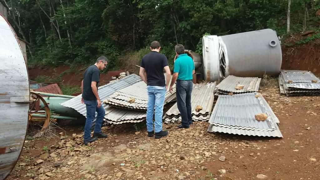 Homem usa caminhões para furtar 200 telhas de alumínio da sede do Frei Bruno em Joaçaba