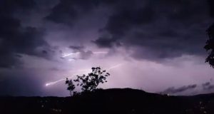Temporais atingem Meio-Oeste e outras regiões de SC nesta segunda; chuva persiste até terça, alerta Defesa Civil