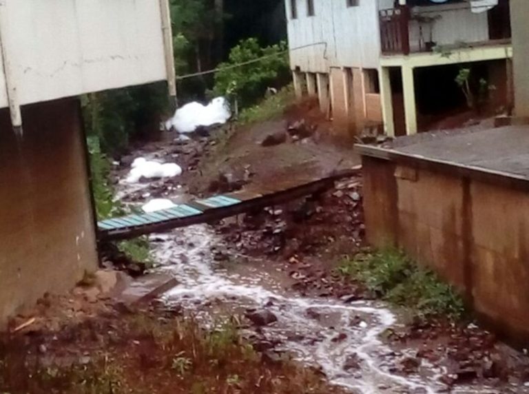 População denuncia possível lançamento de resíduos impróprios dentro de riacho em Joaçaba