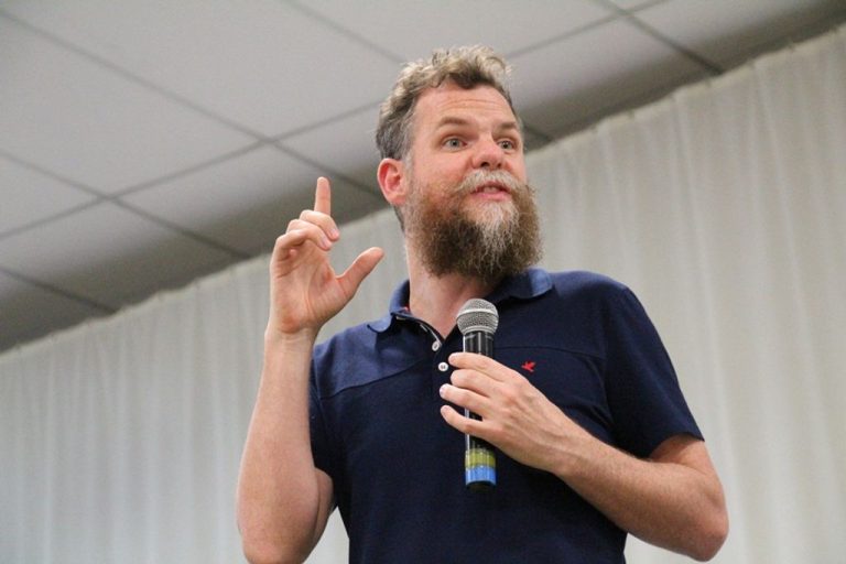 Palestra “O papai é pop”, de Marcos Piangers reúne grande público em Joaçaba