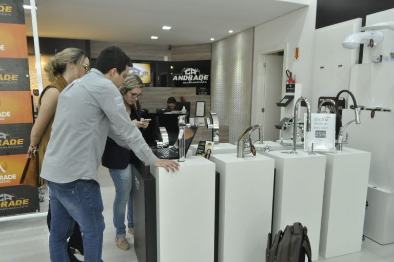 Deca apresenta produtos e soluções na Andrade Acabamentos de Joaçaba