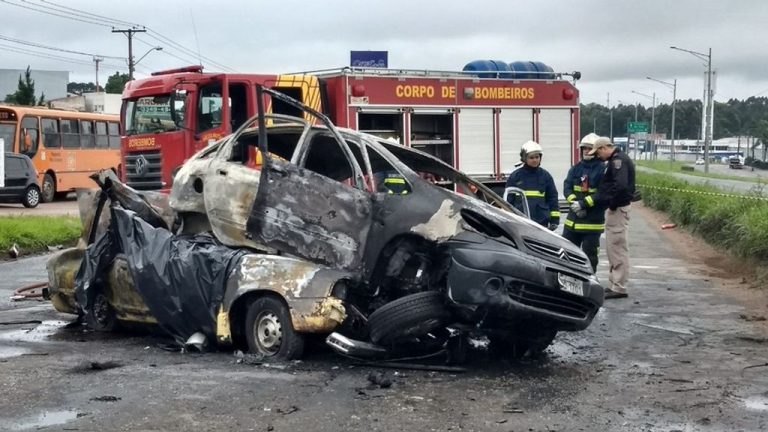 Acidente entre dois carros deixa cinco mortos na BR-116, em Curitiba
