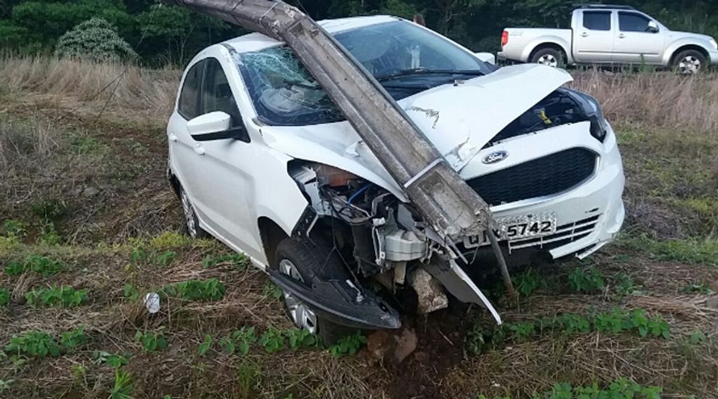 Carro sai da pista e quebra poste na SC-355
