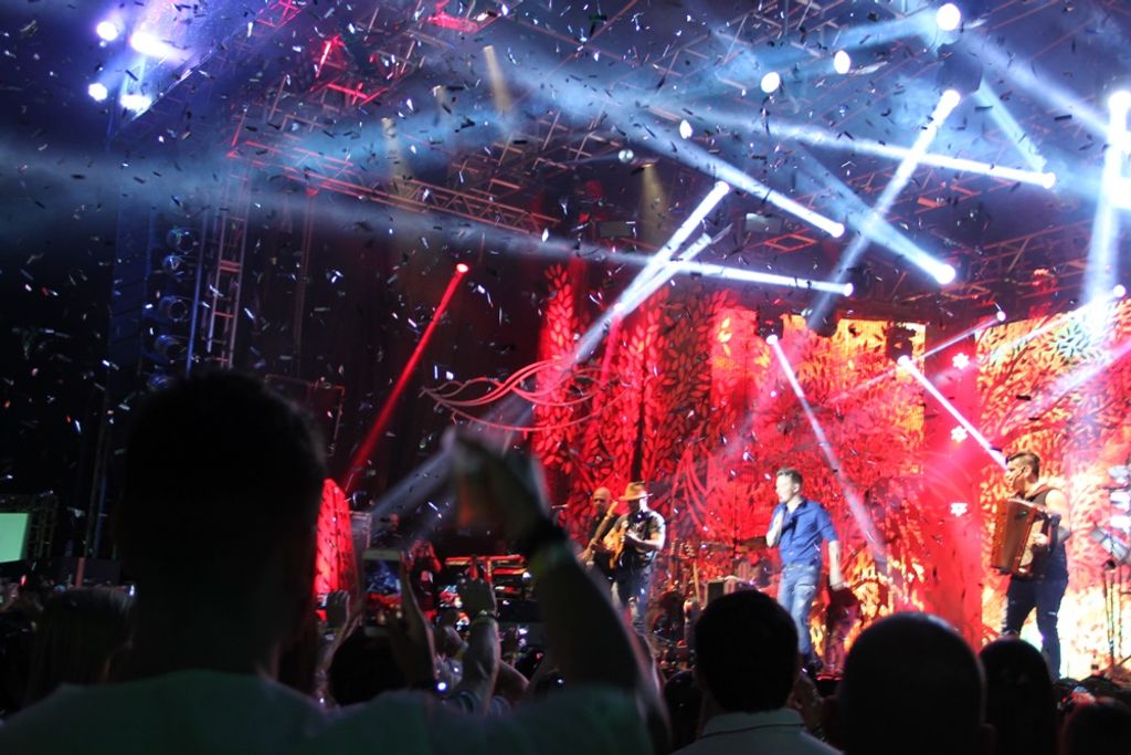 Abertura da Temporada de Verão de Piratuba reuniu cerca de 15 mil pessoas