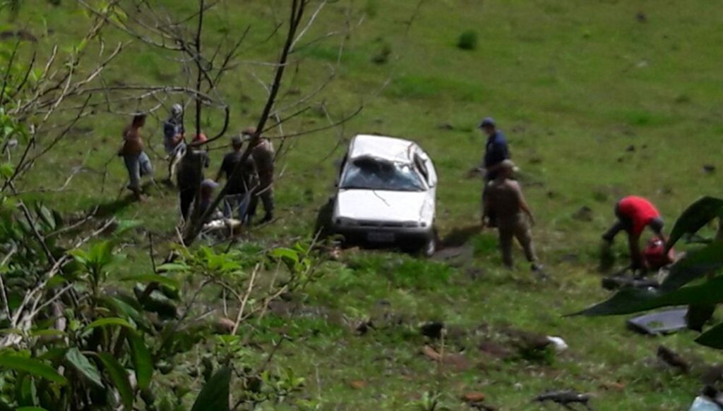 Motorista perde controle do carro e cai em ribanceira em Ipira