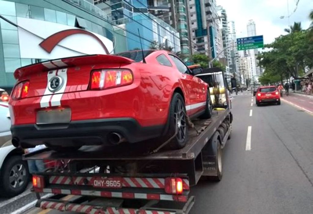 Veículos importados de luxo são apreendidos em blitz por falta de documentação em Balneário Camboriú