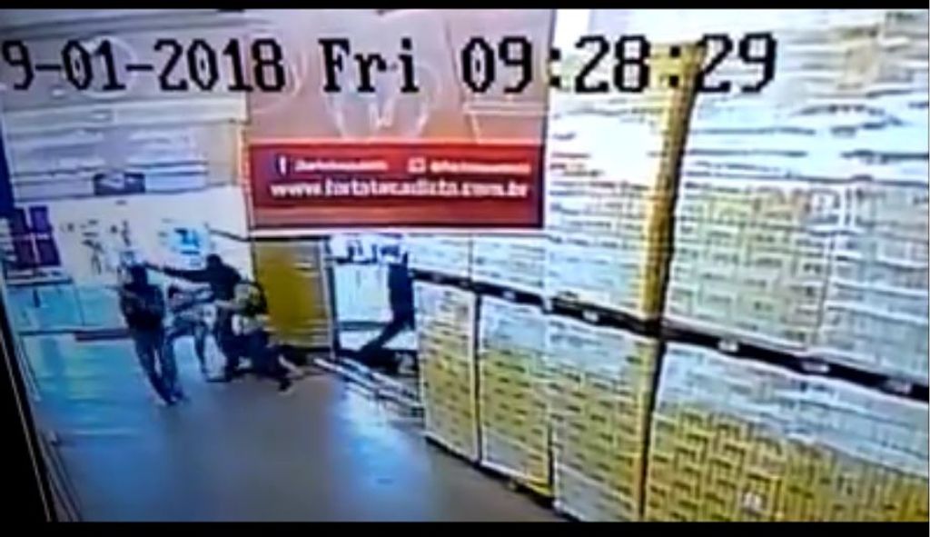 Criminoso é morto em troca de tiros durante assalto em São José