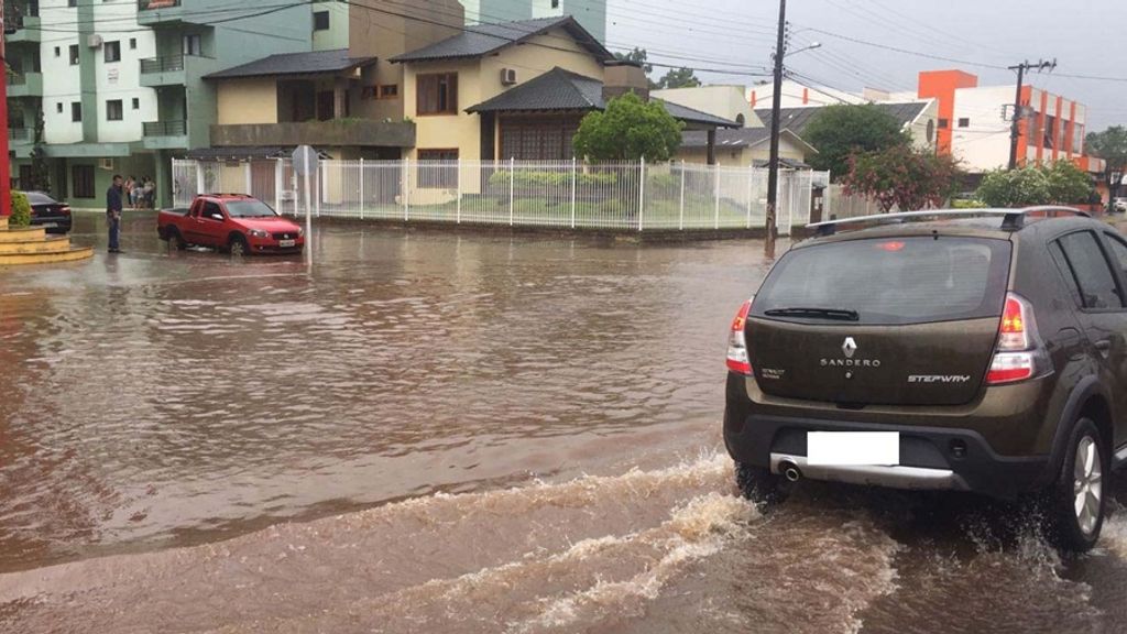 Forte chuva causa alagamentos em Chapecó