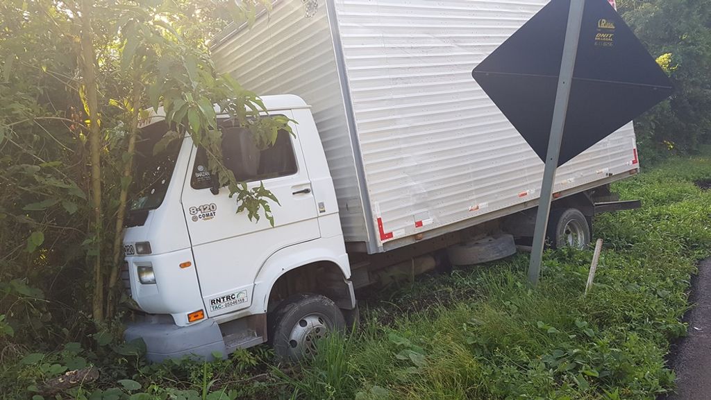 Caminhão sai da pista na BR-282 em Joaçaba