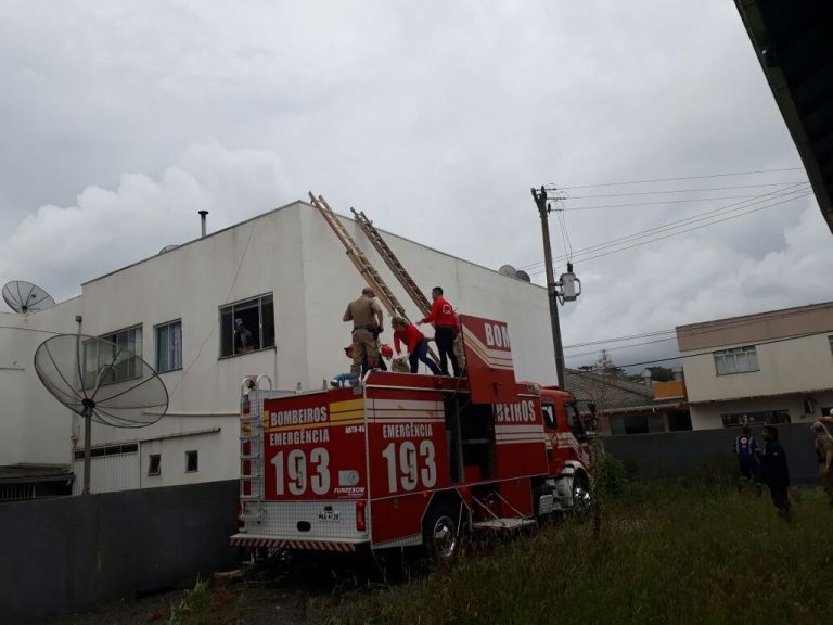 Homem sofre descarga elétrica e fica pendurado em prédio de Fraiburgo