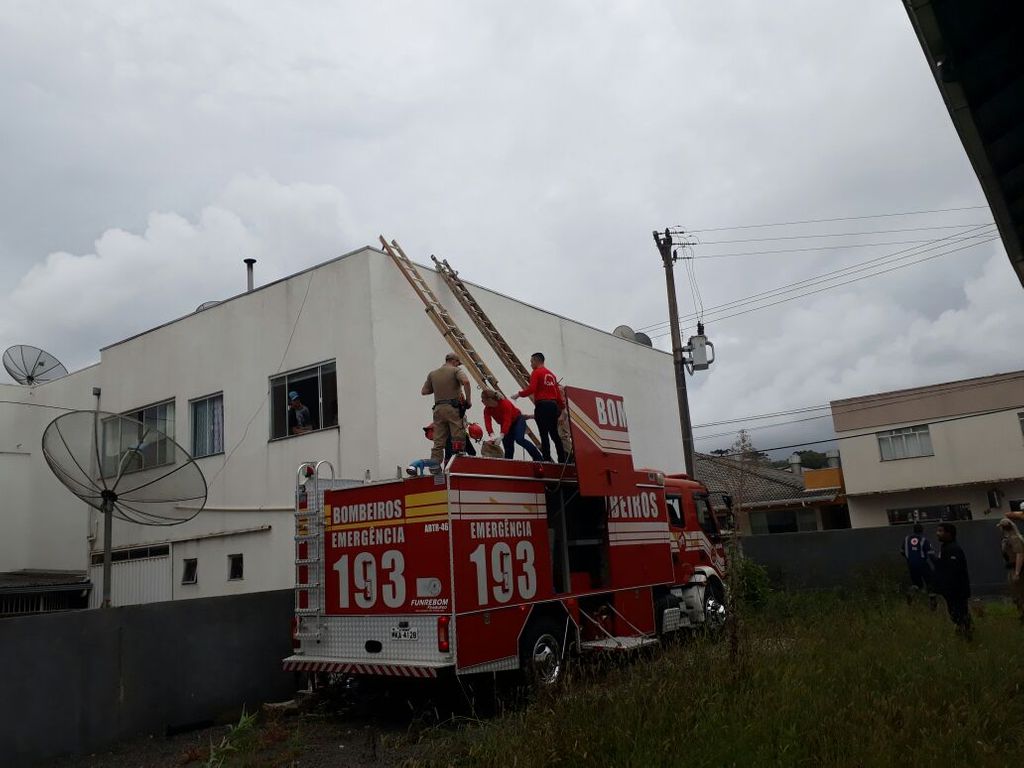 Homem sofre descarga elétrica e fica pendurado em prédio de Fraiburgo