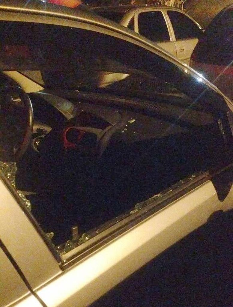 PM quebra vidro de carro para retirar criança trancada pelos pais durante rodeio
