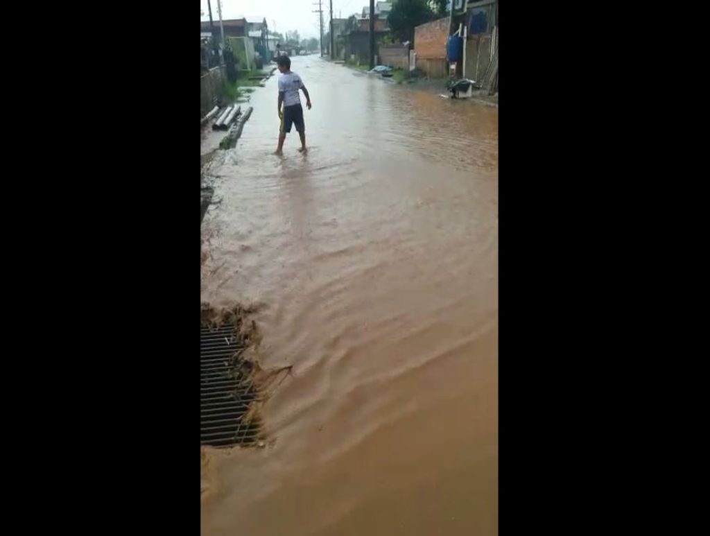 Enxurrada invade casas em Herval e moradores reclamam da falta de atenção da prefeitura