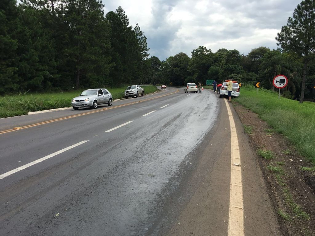 Óleo na pista provoca transtornos e acidente na BR-282 em Joaçaba
