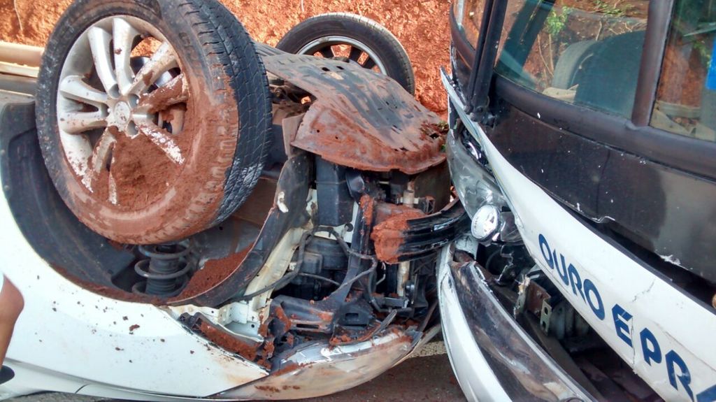 Carro e ônibus se envolvem em acidente na BR-282 em Faxinal dos Guedes
