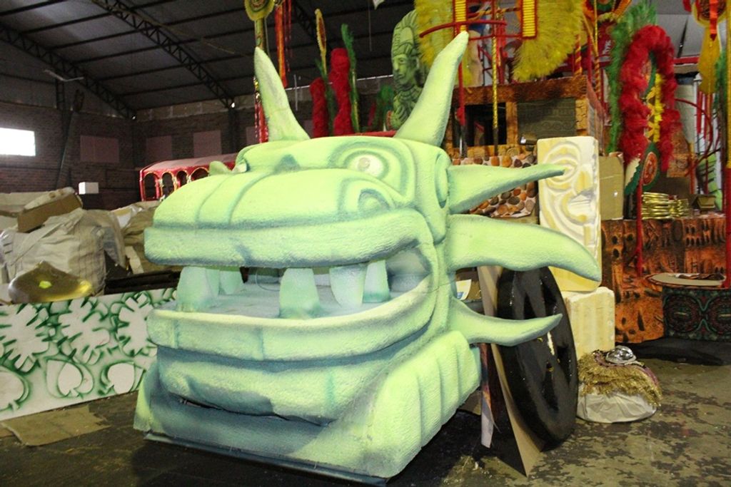 Índio quer apito, se não der, pau vai comer! É o enredo da Unidos do Herval