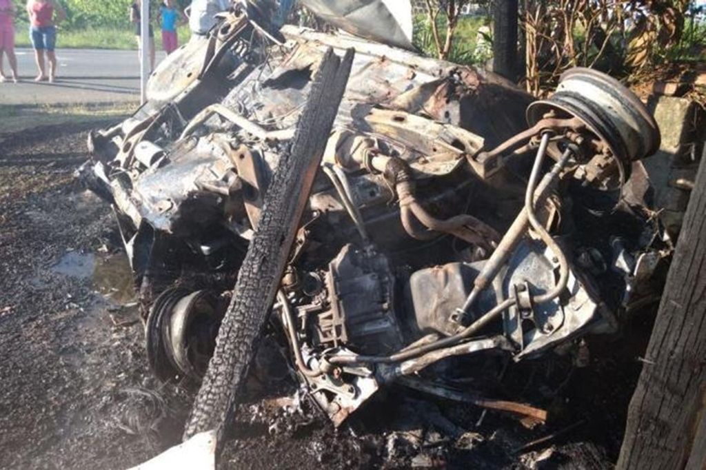 Carro capota e pega fogo na BR-470 no Alto Vale do Itajaí