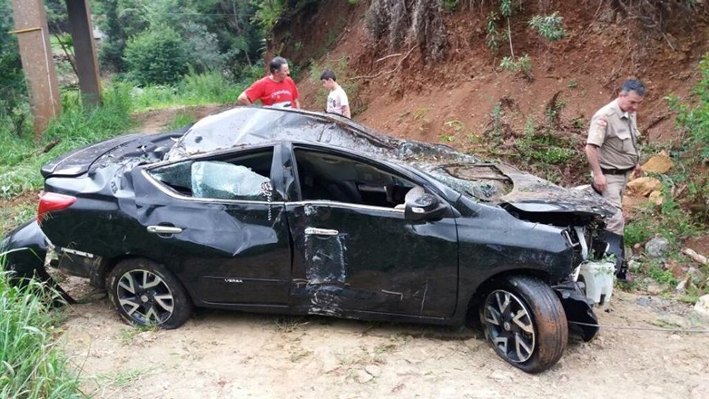 Carro despenca em ponte na divisa entre Videira e Fraiburgo