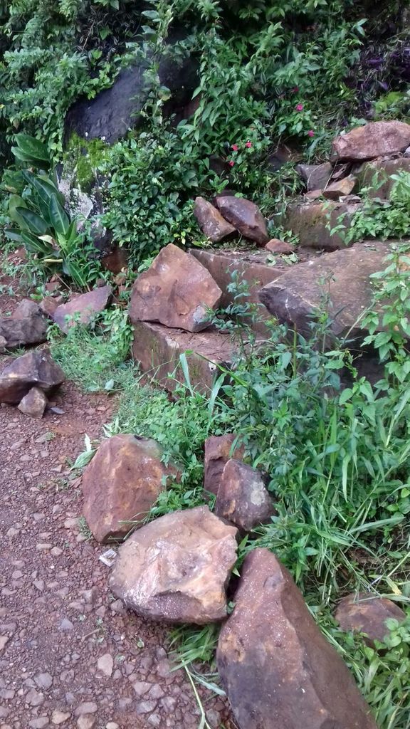 Chuva provoca desmoronamento de pedras em escadaria que dá acesso a bairro de Joaçaba