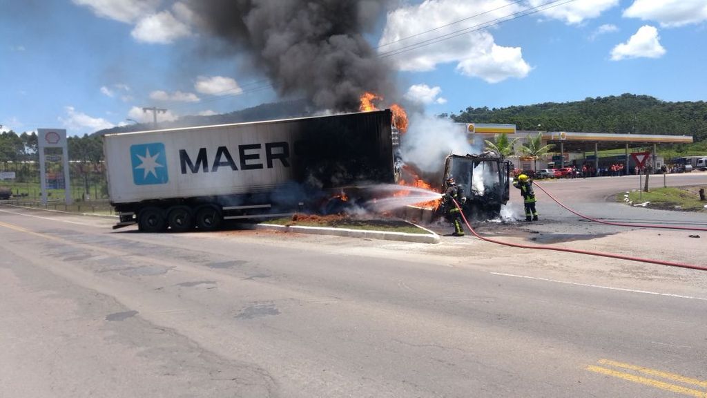 Caminhões pegam fogo após acidente na BR-470