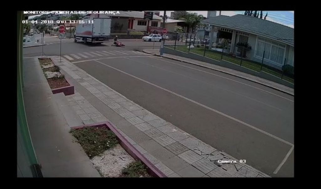 Assista – Vídeo mostra acidente que deixou motociclista ferido em Campos Novos