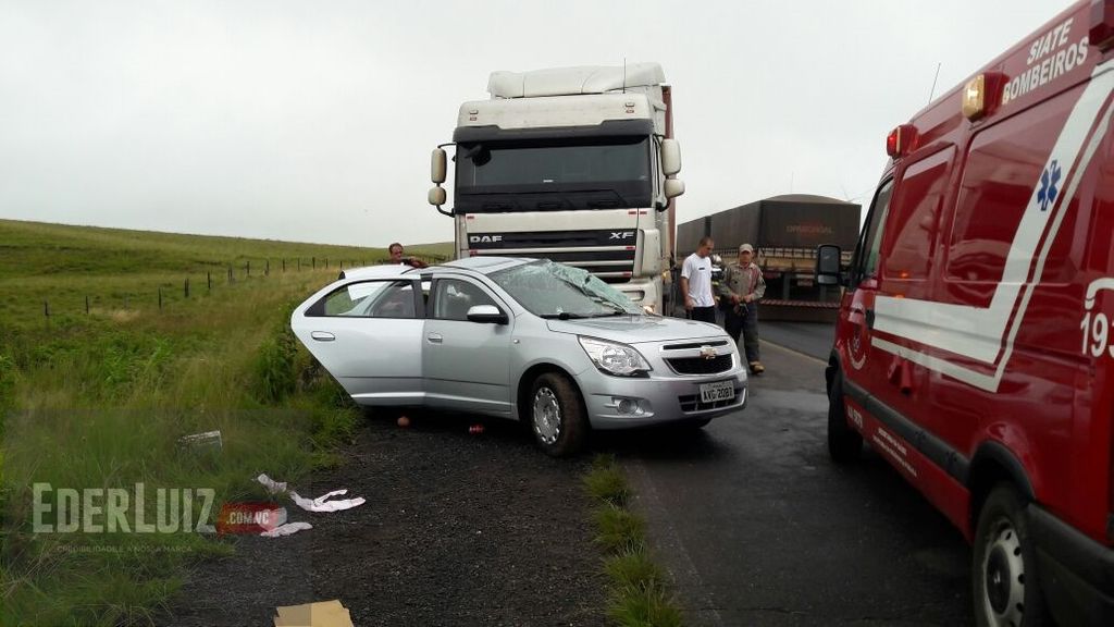 Colisão entre veículo de passeio e carreta deixa três mortos na divisa de Água Doce com o PR