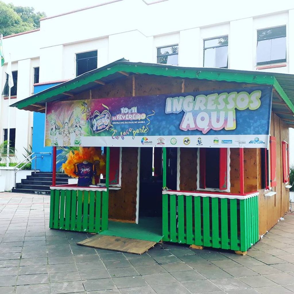 Ponto de venda de ingressos para o Carnaval é instalado em frente a prefeitura