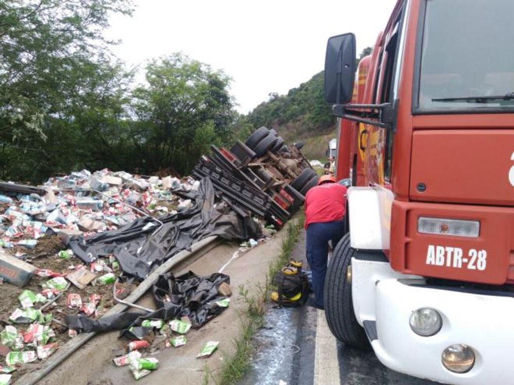 Acidente com caminhão de Concórdia mata motorista e deixa mulher ferida na BR-282