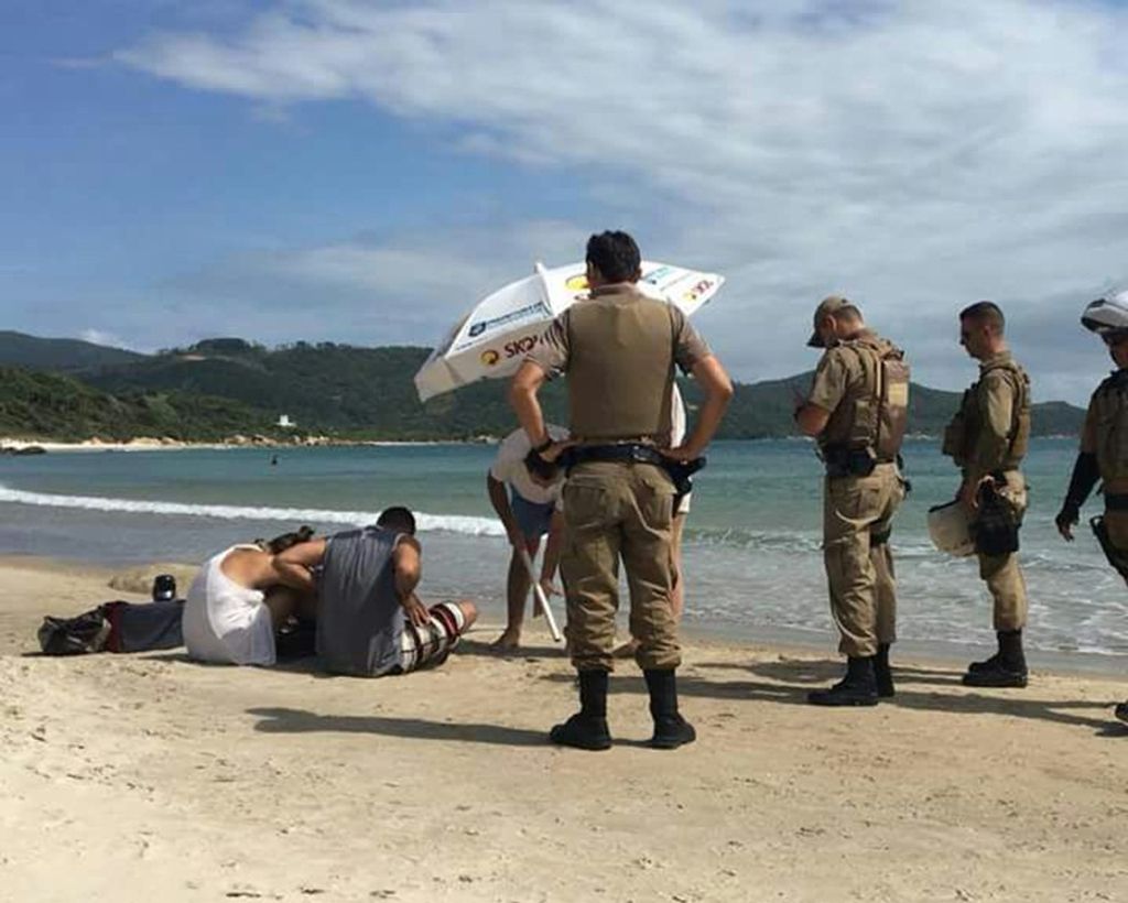Criança morre após explosão de foguete em praia na Grande Florianópolis