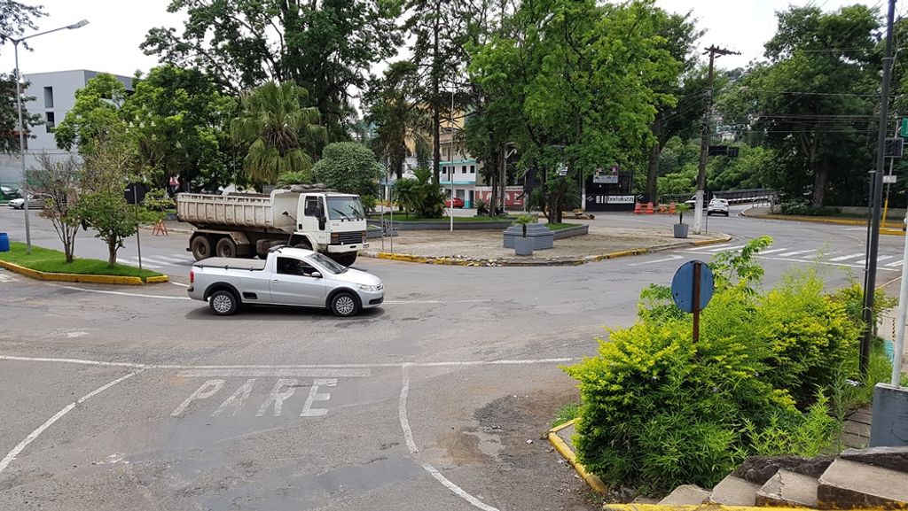 Prefeitura começa a retirar os semáforos e realizar as melhorias na rótula da rodoviária