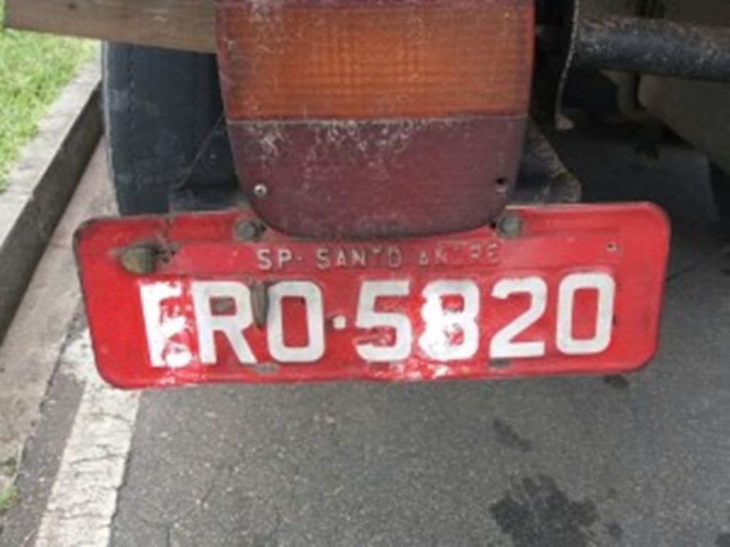 Homem usa creme dental para adulterar placas e vai preso