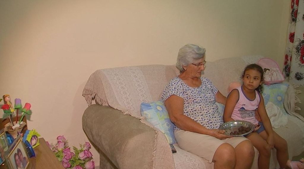 Menina de 6 anos convida idosa para participar de ‘festa do pijama’