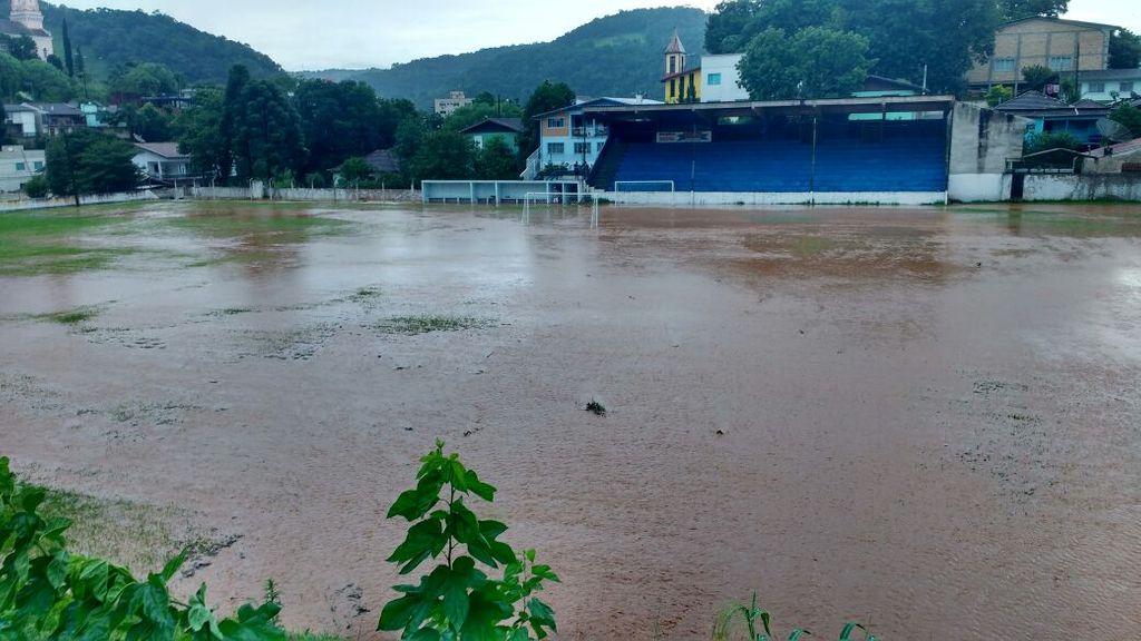 Campo do Vitória vira um lago após chuva forte
