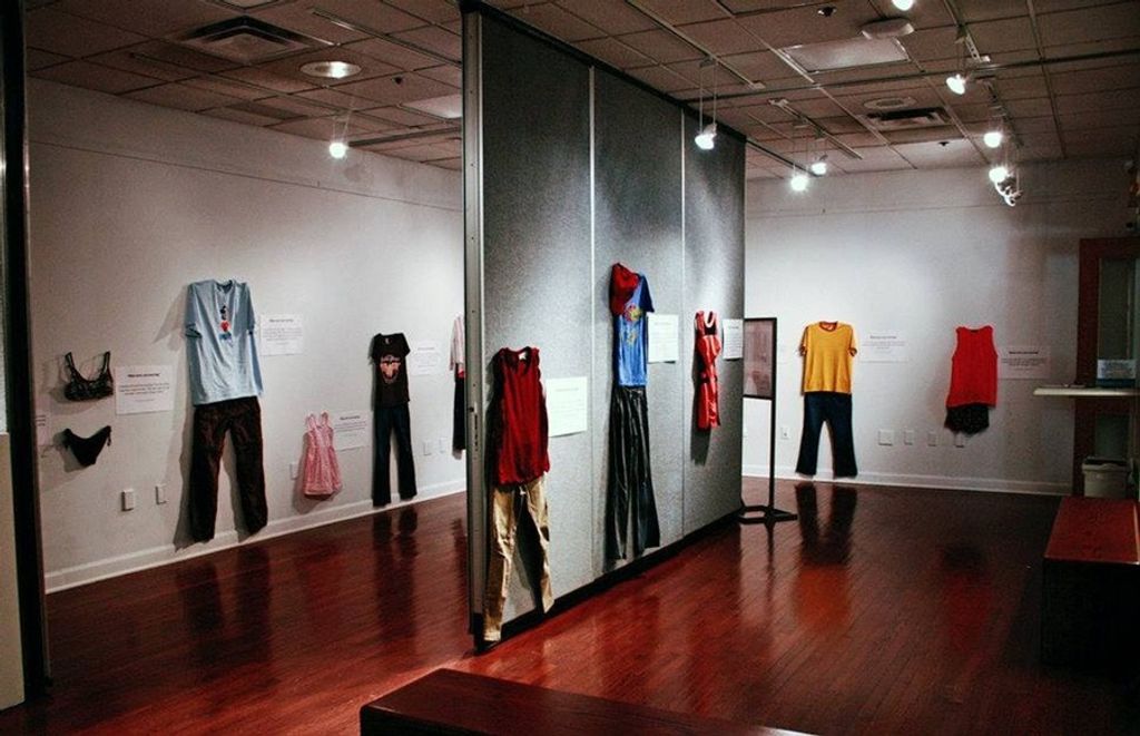 Exposição traz roupas de vítimas de estupro para romper mito de ‘culpa da mulher’