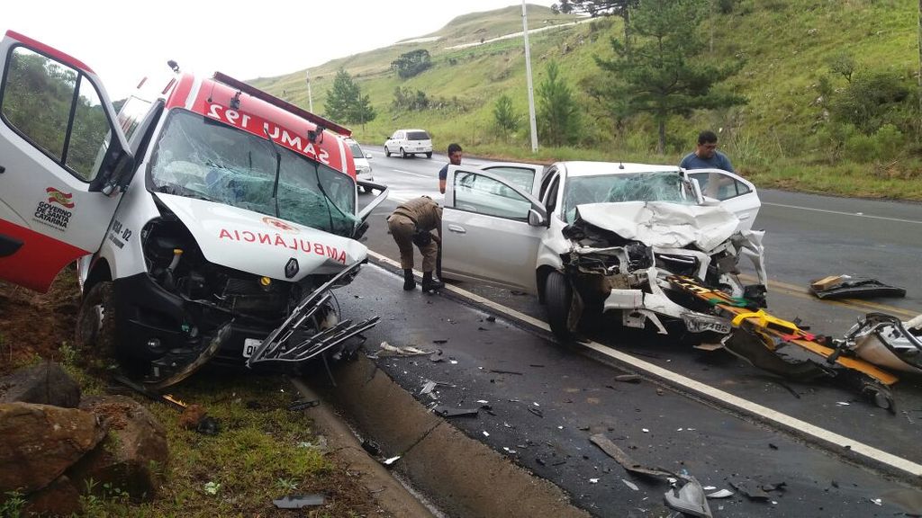 Colisão frontal entre viatura do Samu e um carro deixa motorista preso as ferragens na Serra