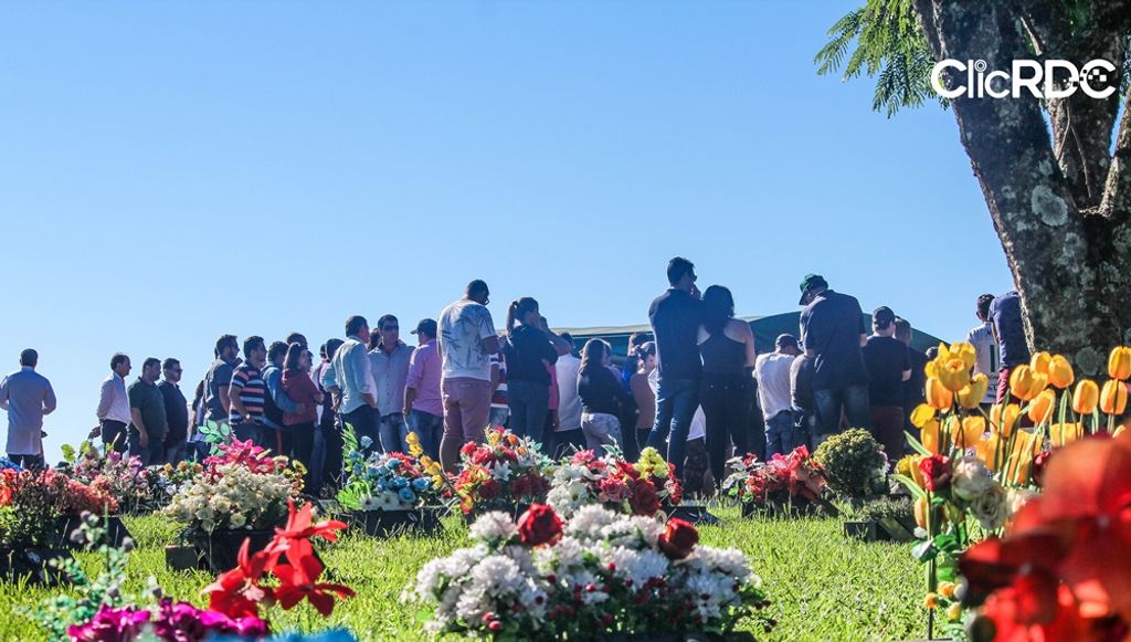 Corpos das 5 vítimas do acidente de Vargem são sepultados em Chapecó