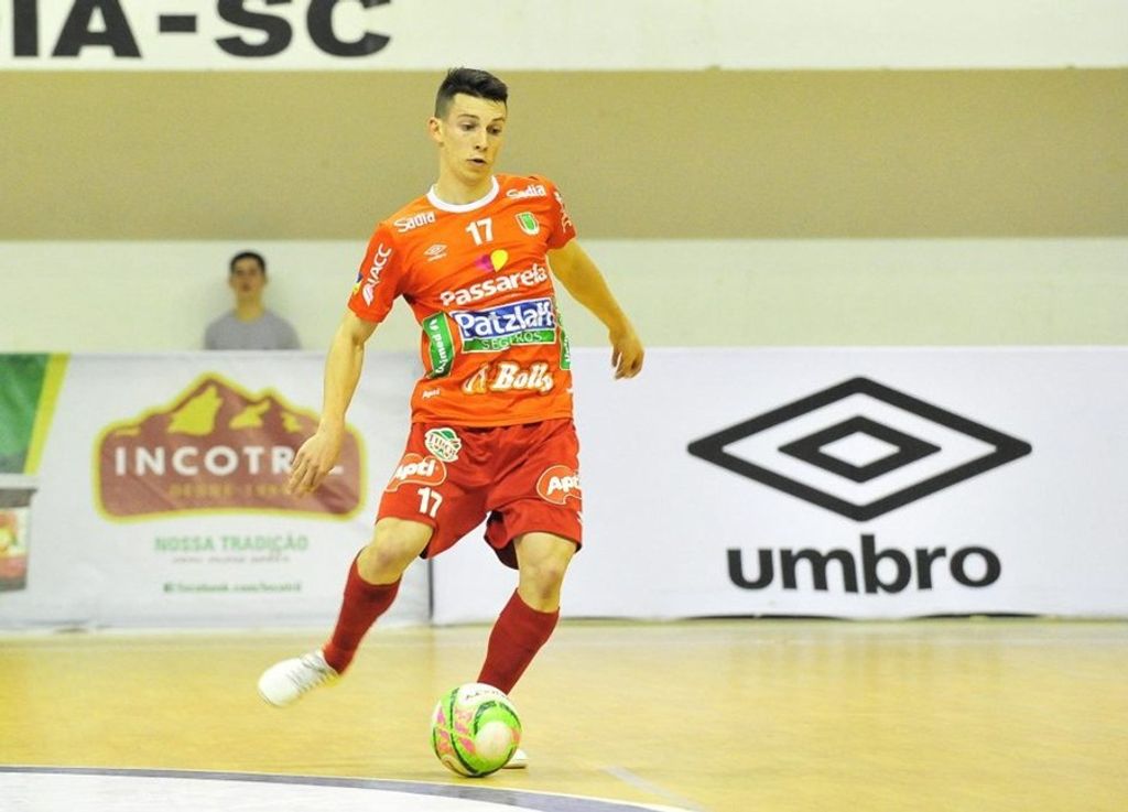 Joaçaba Futsal contrata ala Jhony, jovem revelação catarinense